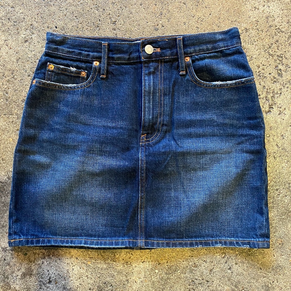 Gap denim mini skirt. Never worn. Size 27